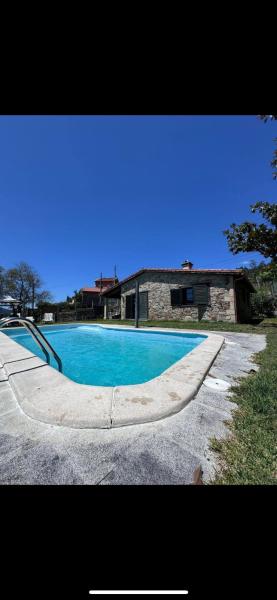 Casa con piscina y cenador al aire libre